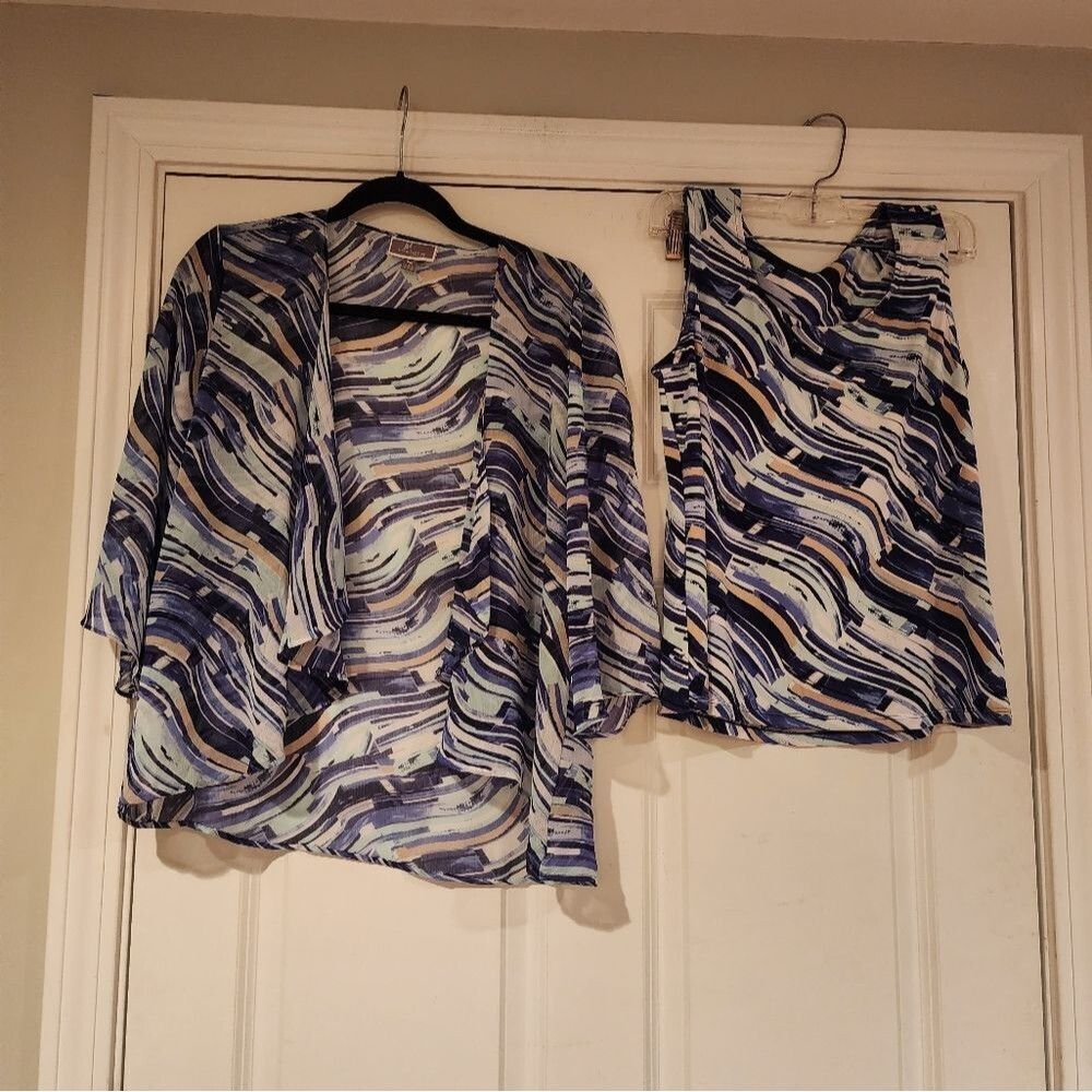 JM Collection blue and white patterned 2 piece blouse set M Petite
